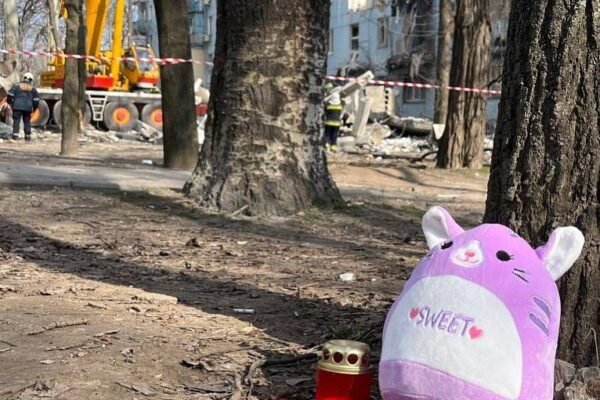 Немовля, ранок для якого так і настав: На місце трагедії в Запоріжжі несуть іграшки