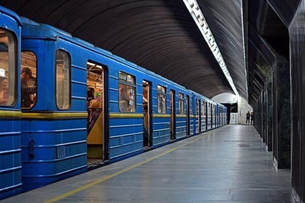 У Києві на годину подовжать роботу метро і наземного транспорту