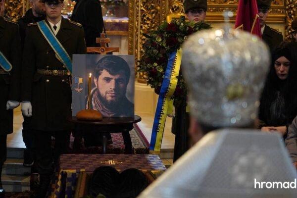 Тисячі людей прийшли віддати останню шану легендарному захиснику з позивним “Да Вінчі” (ФОТО, ВІДЕО)