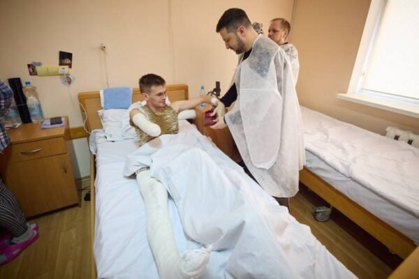 Президент Зеленський відвідав поранених бійців в одному з львівських шпиталів та вручив нагороди (ФОТО, ВІДЕО)