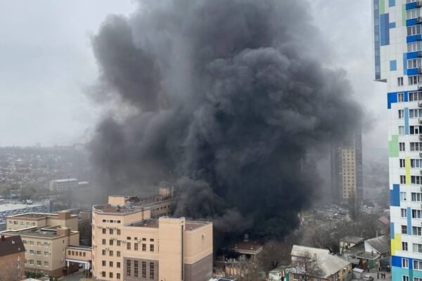 В Ростові палає прикордонне облуправління ФСБ РФ (ФОТО, ВІДЕО)