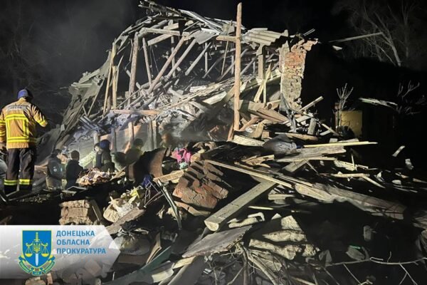 Ракетний удар по Костянтинівці: Внаслідок влучання в “Пункт незламності” загинуло троє людей (ФОТО)