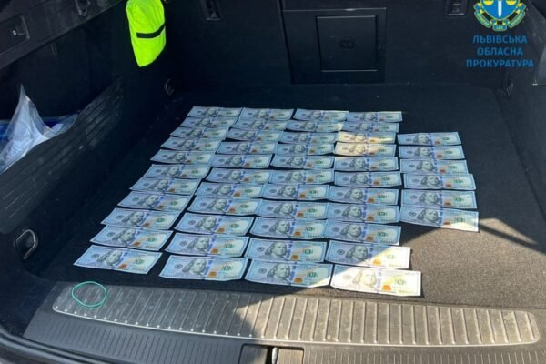 На Львівщині поліцейські вимагали 5000 доларів хабара від працівників благодійного фонду (ФОТО)