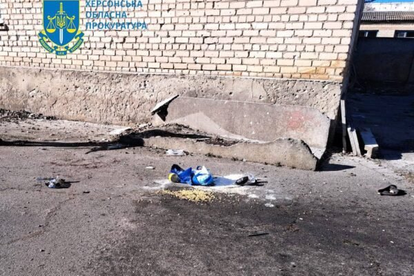 На Херсонщині окупанти обстріляли людей, які стояли в черзі за гуманітаркою (ФОТО)