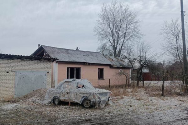 Пошкоджені будинки та підприємство: окупанти вранці вдарили ракетами по Шостці (ФОТО)