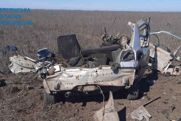 На Херсонщині автомобіль підірвався на міні: є загиблі та поранені (ФОТО)