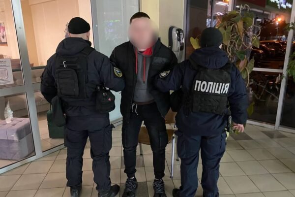У Броварах чоловік намагався в туалеті ТРЦ згвалтувати дівчину: Його затримали (ВІДЕО)