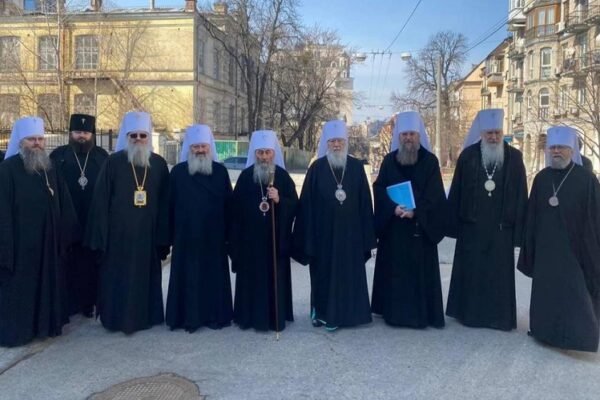 У Києві священики УПЦ МП прийшли на Банкову і кличуть Зеленського (ФОТО)