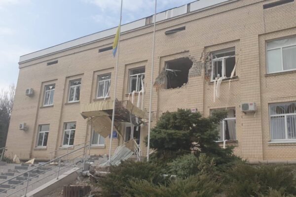 Росіяни під час обстрілу поцілили у будівлю Бериславської РДА на Херсонщині (ФОТО)