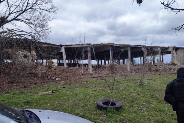 Окупанти з авіації обстріляли території промислових підприємств Берислава: є поранений (ФОТО)