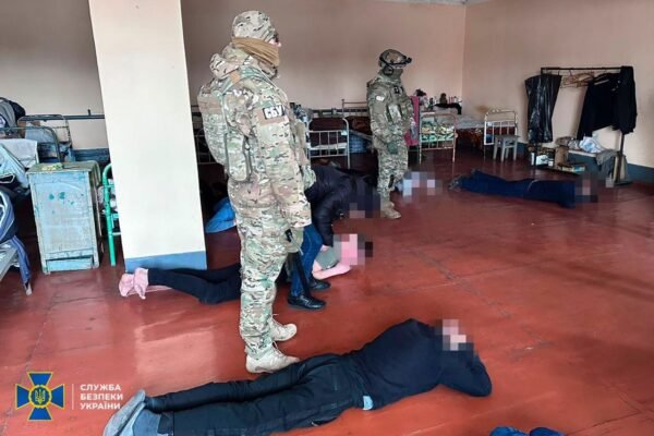 В’язні Рівненської колонії виманювали гроші у родичів українських військовополонених (ФОТО)