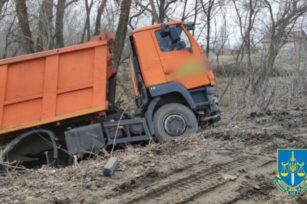 На Харківщині водій вантажівки підірвався на міні (ФОТО)