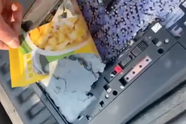 Під час відступу з позицій окупанти мінують ноутбуки та інші гаджети, – ЦНС (ВІДЕО)