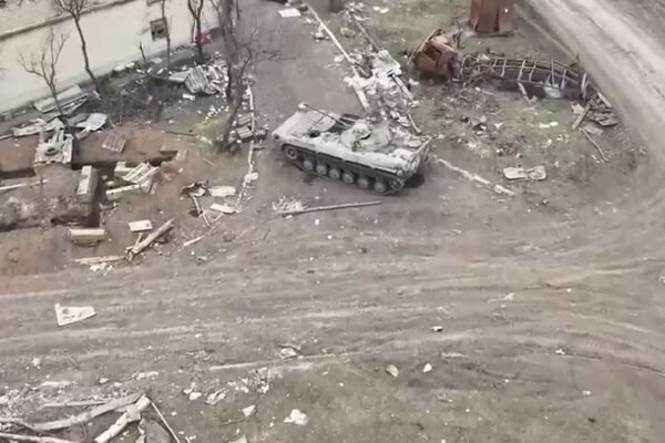 Як “Чорні Запорожці” у Вугледарі вправно влучають грантами у люки бронетехніки росіян (ВІДЕО)