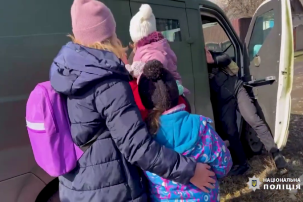 Охочих евакуюватися з-під Авдіївки побільшало: Правоохоронці вивозять мирних мешканців з дітьми