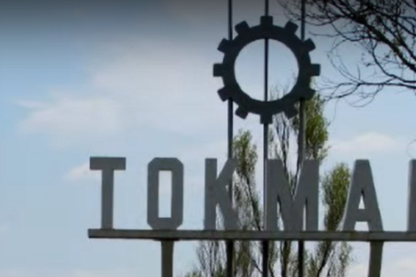 Загарбники змушують дітей писати листи російським військовим в окупованому Токмаку