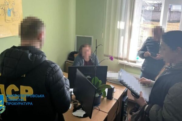 На Дніпропетровщині посадовців викрили на вимаганні та отриманні хабарів (ФОТО)
