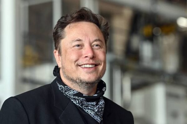 Усі новини є пропагандою: Маск відмовився видаляти з твіттера маячню Медведєва щодо України