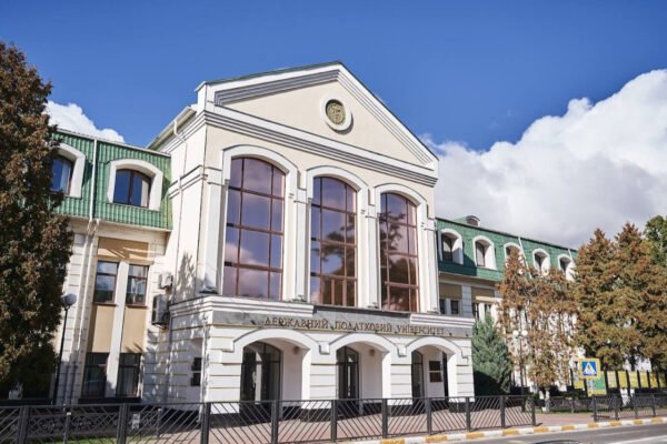 Мовний скандал: в Ірпені викладачка податкового університету відмовилась вести лекції українською (ВІДЕО)