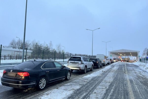 На українсько-румунському кордоні припинено рух автівок в сторону Румунії через негоду