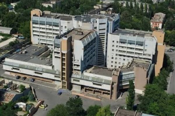 Всю вагітність ховалися у підвалі: У Дніпрі жінка з Бахмута народила дівчинку вагою 770 грамів (ФОТО)