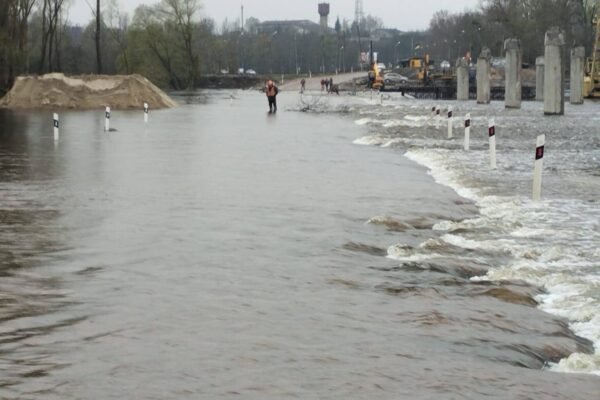 Підтоплення селища на Київщині: Міст затоплено, водіям радять їхати в об’їзд (ФОТО)