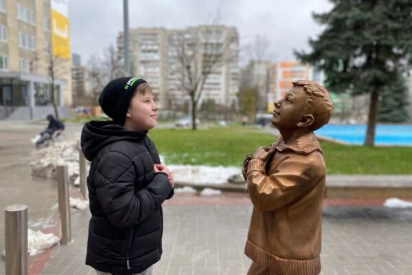У Львові встановили пам’ятник підлітку, який дивиться на вікна лікарні (ФОТО)