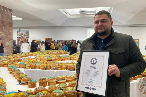 Прикрасили і виклали за рекордний час: У Львові створили рекордний тризуб з пасок (ВІДЕО)