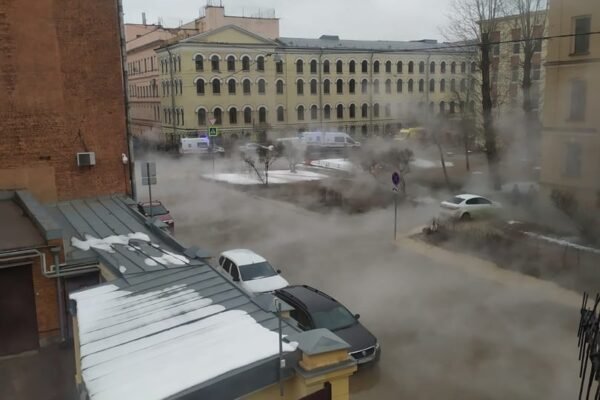 В російському Пітері прорив труби з гарячою водою: під землю провалився автомобіль, все навкруг парує (ФОТО, ВІДЕО)