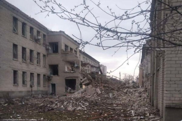 Росіяни авіабомбами зруйнували коледж у Бериславі (ФОТО)