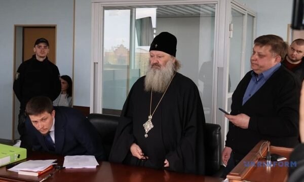 Паша-“мерседес” заявив, що не може зарядити електронний браслет через відсутність світла