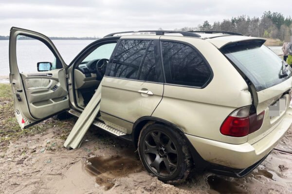 На Рівненщині 22-річний водій BMW X5 потонув в озері разом автівкою та своїм другом. Ще двом вдалося врятуватися (ФОТО, ВІДЕО)