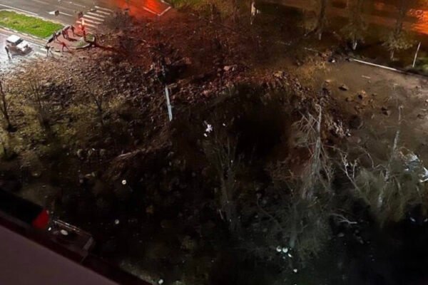 Як у Бєлгороді знімали з даху автівку, яку туди закинуло після вибуху бомби (ВІДЕО)