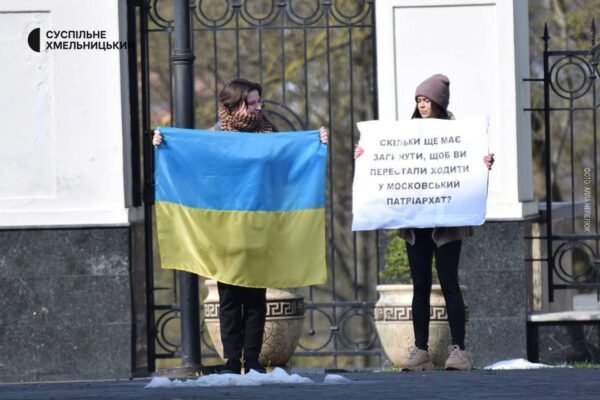 Церковні війни на Хмельниччині: Парафіяни УПЦ МП боронять собор у Кам’янці-Подільському вже третю добу