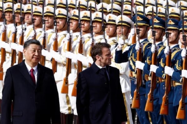 Макрон у Китаї закликав Сі Цзіньпіня “привести Росію до тями”