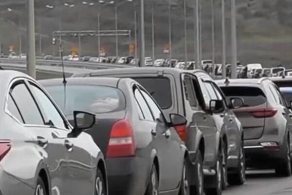 “Паніки немає”: Після вибухів у Севастополі на Кримському мосту утворилися черги (ВІДЕО)