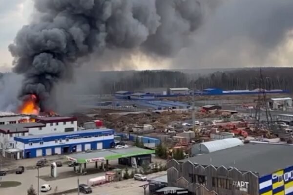 Місцеві мешканці чули вибух: Під Москвою горить величезний склад запчастин (ВІДЕО)