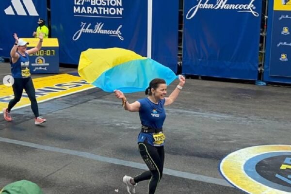 Підбігала до кожного українського прапора: Популярна телеведуча пробігла марафон у Бостоні (ФОТО)