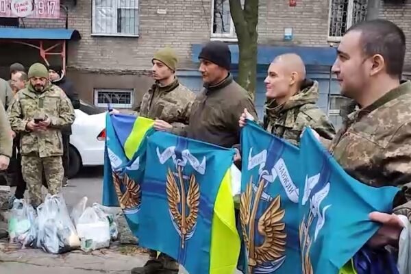 Як українських військових повертали з полону за більш ніж рік війни (ВІДЕО)