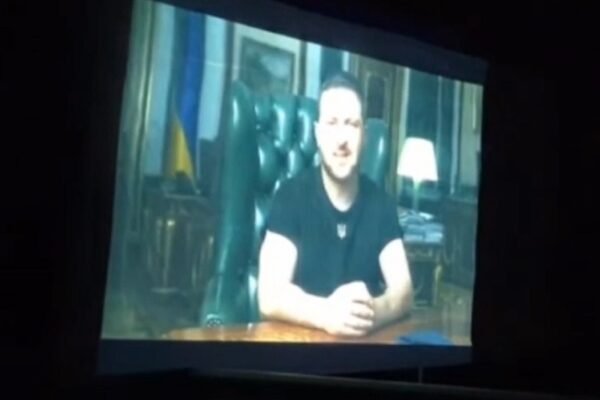 Щодня слухають Зеленського: На кордоні з Білоруссю встановили величезний телеекран (ВІДЕО)