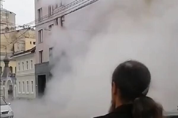 У центрі Санкт-Петербурга з-під асфальту забив гарячий фонтан прямо у вікна житлового будинку (ВІДЕО)