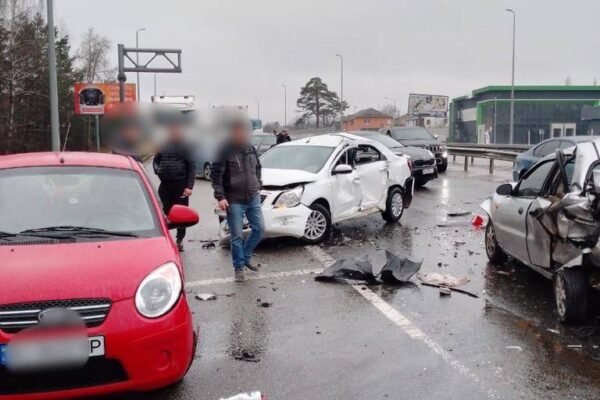 Масштабна ДТП під Києвом: На трасі зіштовхнулися автобус та 9 автівок (ФОТО, ВІДЕО)