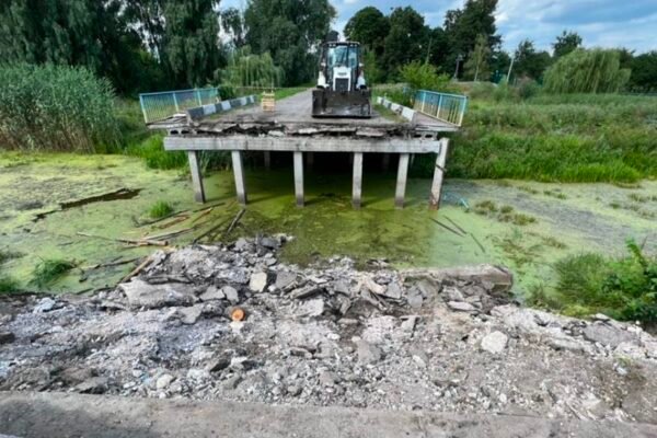 Росіяни обстрілами зруйнували міст на Чернігівщині: прикордонне село відрізане від “великої землі”
