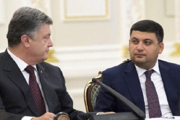 Порошенко і Гройсман влаштували “війну компроматів” та замовних матеріалів у ЗМІ