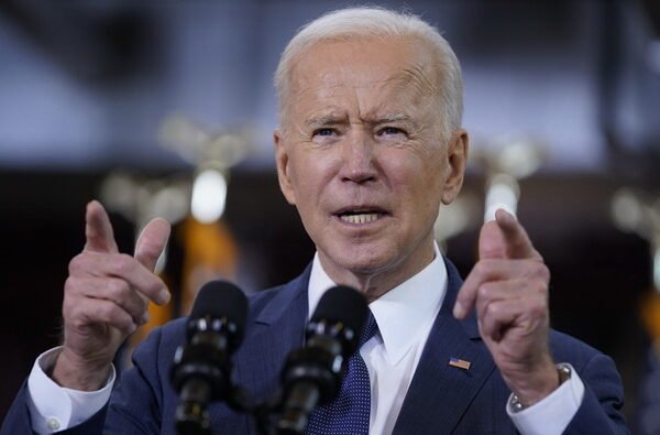 Валялися просто на вулиці: У Північній Ірландії перехожий знайшов документи стосовно візиту Байдена