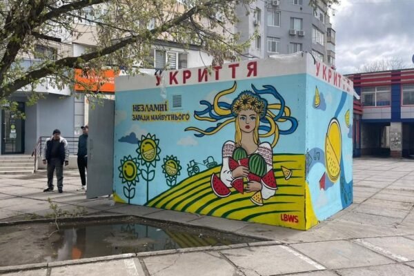 Ще одне мобільне укриття встановили у Херсоні