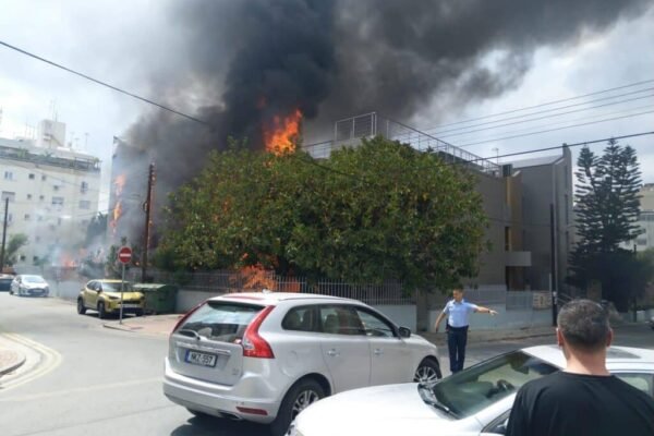 На Кіпрі невідомий кинув пляшку із запальною сумішшю у місцевий російський центр (ВІДЕО)