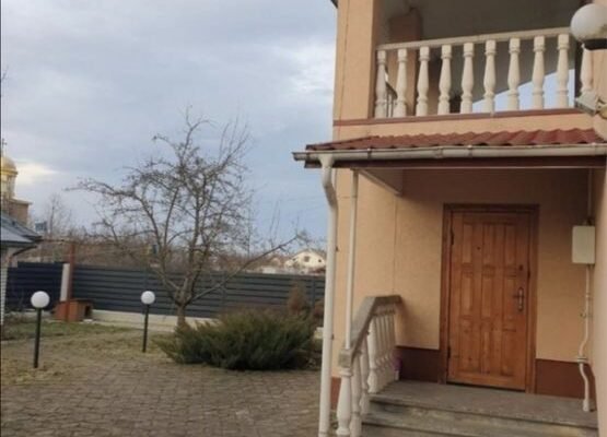 Два поверхи і джакузі: УПЦ МП за 100 тисяч доларів продає свою резиденцію на Франківщині (ФОТО)