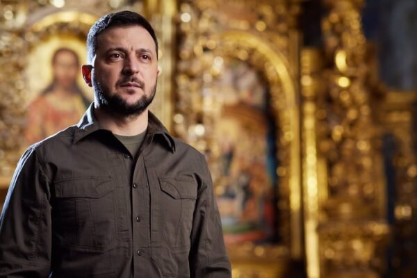 Відзначаємо свято Великодня з непохитною вірою у перемогу: Зеленський привітав українців