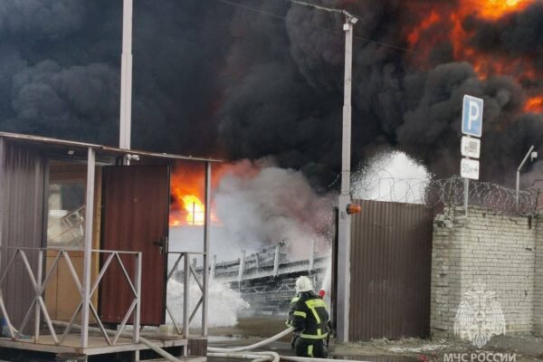 На росії масштабна пожежа на підприємстві з виробництва пластмас: Палає на площі понад 3,5 тис. “квадратів” (ВІДЕО)